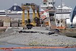 Vertido_materiales_relleno_puerto_Vigo